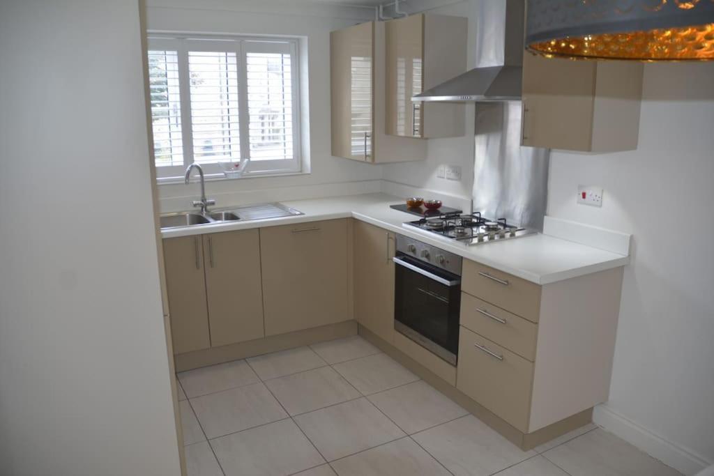 Modern Town House In Cotswolds - 3 Double Bedrooms Witney Zewnętrze zdjęcie