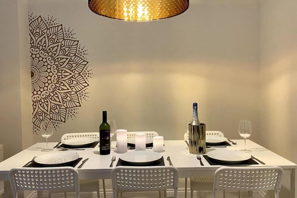 Modern Town House In Cotswolds - 3 Double Bedrooms Witney Zewnętrze zdjęcie