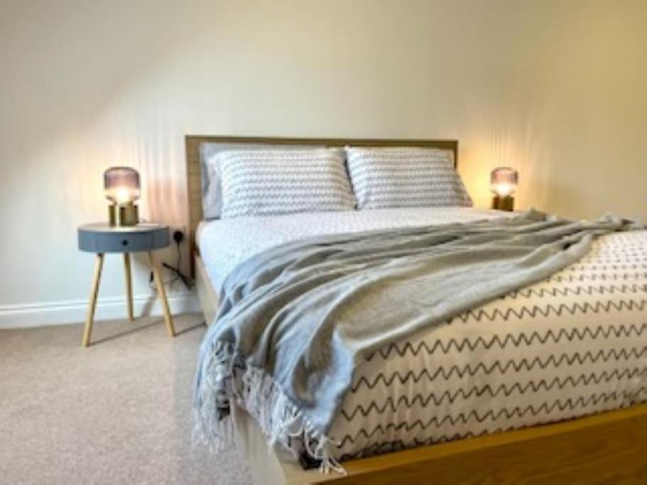Modern Town House In Cotswolds - 3 Double Bedrooms Witney Zewnętrze zdjęcie