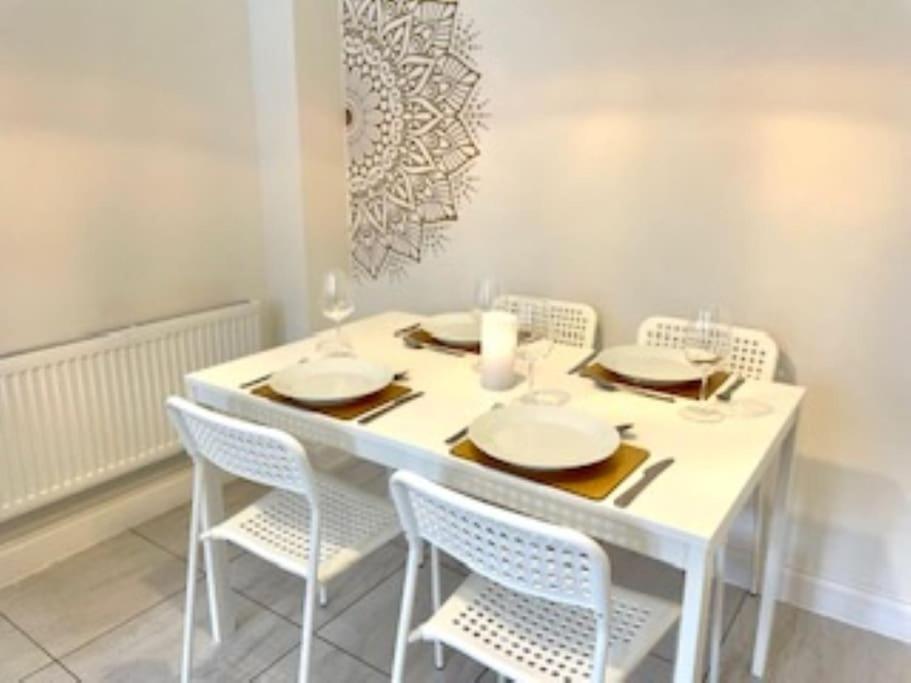 Modern Town House In Cotswolds - 3 Double Bedrooms Witney Zewnętrze zdjęcie